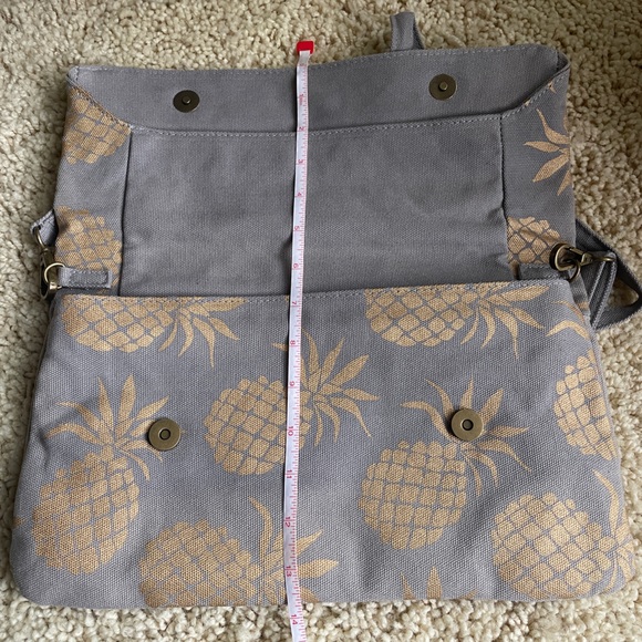 Caribbean Joe Grey & Gold Pineapples Expandable Clutch/Removable Crossbody Strap - Picture 8 of 11